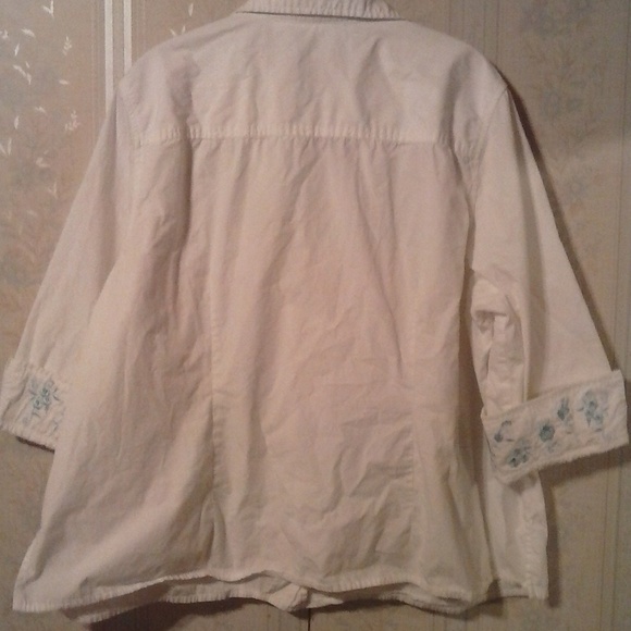 *WHITE BUTTON DOWN BLUE EMBROIDERY 3/4 SLEEVE SHIRT - PLUS - Picture 5 of 5